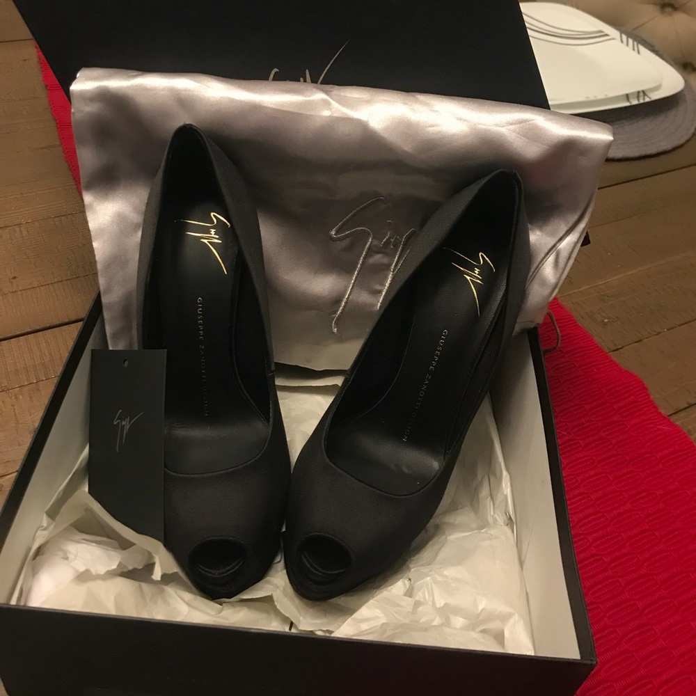 BRAND NEW GIUSEPPE PUMPS